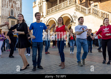 Cracow Polonia - Marzo 30, 2019: International Flashmob Giorno della rueda de casino. Diverse centinaia di persone di danza ritmi ispanica nella piazza principale di Foto Stock