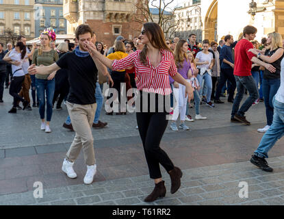 Cracow Polonia - Marzo 30, 2019: International Flashmob Giorno della rueda de casino. Diverse centinaia di persone di danza ritmi ispanica nella piazza principale di Foto Stock