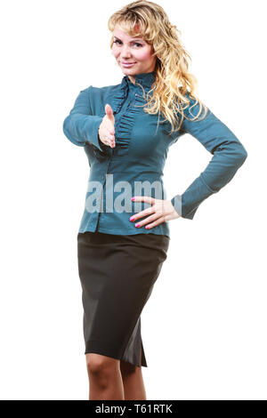 Concetto di invito. Elegante di mezza età donna bionda accoglie gli ospiti. Femmina attraente raggiungendo fuori mano isolato su bianco. Foto Stock