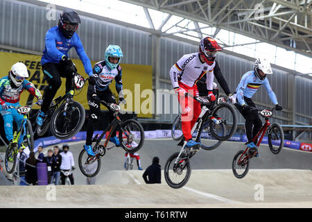 Piloti pratica durante i due giorni del 2019 UCI BMX Supercross World Cup presso la HSBC UK National centro ciclistico, Manchester. Foto Stock