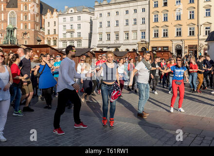 Cracow Polonia - Marzo 30, 2019: International Flashmob Giorno della rueda de casino. Diverse centinaia di persone di danza ritmi ispanica nella piazza principale di Foto Stock