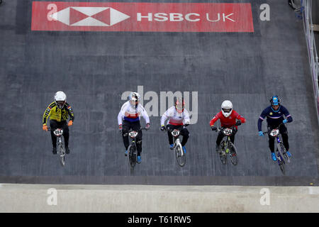 Piloti pratica durante i due giorni del 2019 UCI BMX Supercross World Cup presso la HSBC UK National centro ciclistico, Manchester. Foto Stock