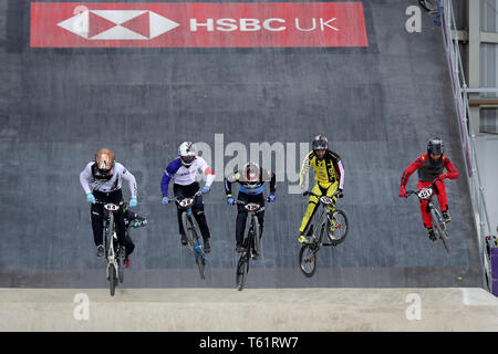 Piloti pratica durante i due giorni del 2019 UCI BMX Supercross World Cup presso la HSBC UK National centro ciclistico, Manchester. Foto Stock