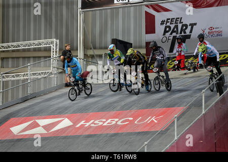 Piloti pratica durante i due giorni del 2019 UCI BMX Supercross World Cup presso la HSBC UK National centro ciclistico, Manchester. Foto Stock