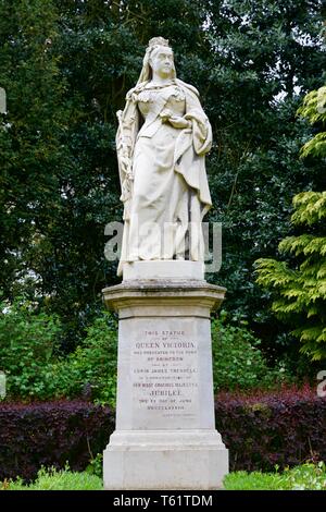 La regina Victoria statua commemora il suo Giubileo d oro del 1887, nell'Abbazia motivi, Abingdon, Oxfordshire Foto Stock