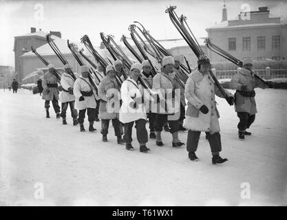 La guerra d'inverno. Un conflitto militare tra Unione sovietica e Finlandia. Si è cominciato con un invasione sovietica nel novembre 1939 quando infantery sovietica attraversato il confine sul Karelian istmo. Circa 9500 volontari svedesi hanno partecipato i soldati in guerra. Nella foto volontario danese di soldati che marciano. Gennaio 1940. Foto Kristoffersson ref 100-10 Foto Stock