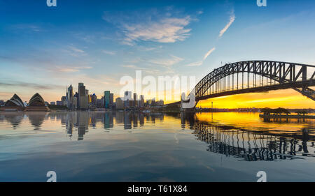 Drammatico tramonto panoramico foto Sydney Harbour con riflessione artificiale Foto Stock