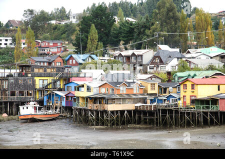 Palafitos, case su palafitte, al bordo dell'acqua nella periferia di Castro, capoluogo dell'isola di Chiloé, Cile Foto Stock