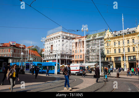 Zagabria, Croazia - aprile, 2018: la gente del posto e i turisti a Zagabria la piazza principale in un bel inizio giornata di primavera Foto Stock