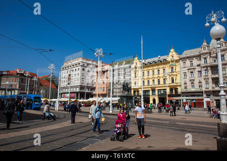 Zagabria, Croazia - aprile, 2018: la gente del posto e i turisti a Zagabria la piazza principale in un bel inizio giornata di primavera Foto Stock