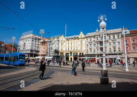 Zagabria, Croazia - aprile, 2018: la gente del posto e i turisti a Zagabria la piazza principale in un bel inizio giornata di primavera Foto Stock