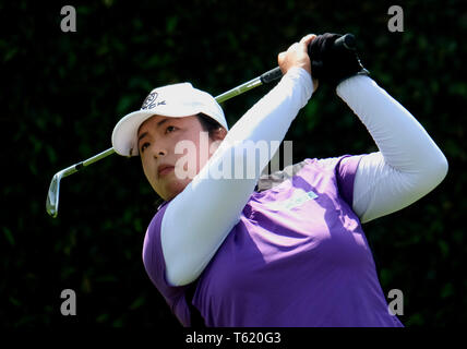 Los Angeles, Stati Uniti d'America. 27 apr, 2019. Shanshan Feng della Cina compete durante il terzo round della Hugel-Air premia la LPGA Open Golf Tournament a Los Angeles, negli Stati Uniti il 27 aprile 2019. Credito: Zhao Hanrong/Xinhua/Alamy Live News Foto Stock