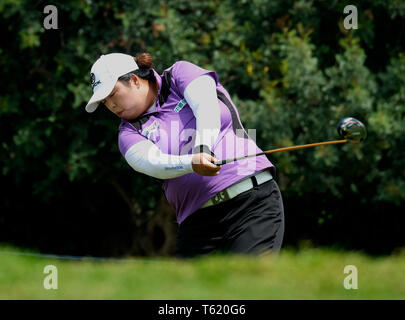 Los Angeles, Stati Uniti d'America. 27 apr, 2019. Shanshan Feng della Cina compete durante il terzo round della Hugel-Air premia la LPGA Open Golf Tournament a Los Angeles, negli Stati Uniti il 27 aprile 2019. Credito: Zhao Hanrong/Xinhua/Alamy Live News Foto Stock