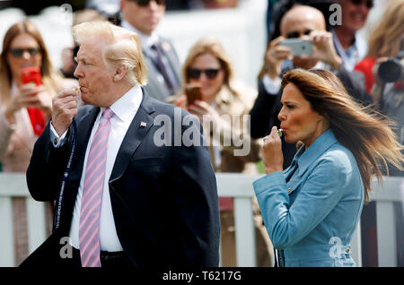 Pechino, Cina. 22 apr, 2019. Stati Uniti Presidente Donald Trump (L) e First Lady Melania Trump frequentare l annuale Easter Egg Roll alla Casa Bianca di Washington, DC 22 aprile 2019. Credito: Ting Shen/Xinhua/Alamy Live News Foto Stock