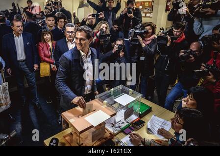 Barcellona, Spagna. 28 apr, 2019. Alberto Rivera, leader del partito politico "cittadini" (Ciudadanos) e candidato alla presidenza del governo di Spagna, getta il suo voto in un seggio in L'Hospitalet spagnolo durante il elezioni generali 2019. Credito: Matthias Oesterle/Alamy Live News Foto Stock