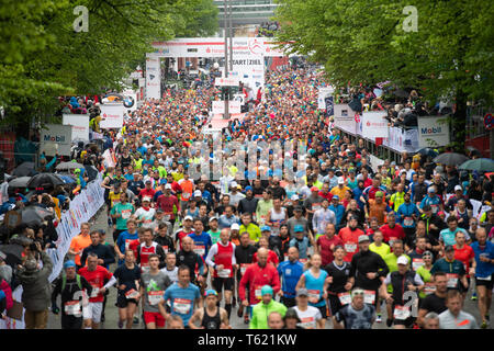 Amburgo, Germania. 28 apr, 2019. Atletica: maratona: Corridori iniziare alla XXXIV Maratona di Amburgo. Credito: Daniel Reinhardt/dpa/Alamy Live News Foto Stock