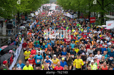 Amburgo, Germania. 28 apr, 2019. Atletica: maratona: Corridori iniziare alla XXXIV Maratona di Amburgo. Credito: Daniel Reinhardt/dpa/Alamy Live News Foto Stock