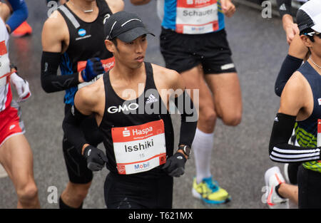 Amburgo, Germania. 28 apr, 2019. Atletica: maratona: Il corridore giapponese Tadashi Isshiki inizia presso la trentaquattresima edizione maratona di Amburgo. Credito: Daniel Reinhardt/dpa/Alamy Live News Foto Stock