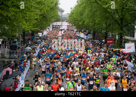 Amburgo, Germania. 28 apr, 2019. Atletica: maratona: Corridori iniziare alla XXXIV Maratona di Amburgo. Credito: Daniel Reinhardt/dpa/Alamy Live News Foto Stock