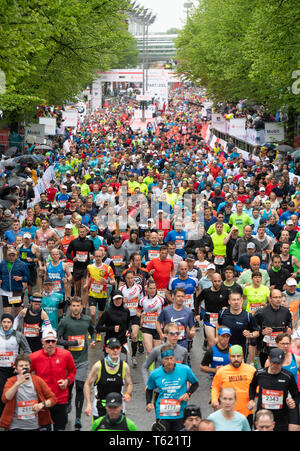 Amburgo, Germania. 28 apr, 2019. Atletica: maratona: Corridori iniziare alla XXXIV Maratona di Amburgo. Credito: Daniel Reinhardt/dpa/Alamy Live News Foto Stock