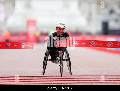 Londra, Regno Unito. 28 apr, 2019. Il 2019 Virgin London Marathon; Manuel Schar della Svizzera termina in primo luogo nella T54 donne Credito: Azione Sport Plus/Alamy Live News Foto Stock