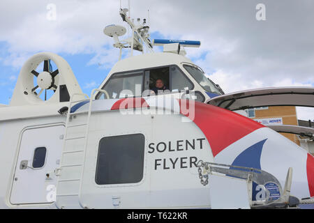 Isle of Wight, Regno Unito. 28 apr 2019. Attore Warwick Davis volato da filmare in USA con Angelina Jolie per incontrare Scout su l'Isola di Wight, nel suo ruolo di ambasciatore Scout. Il Harry Potter attore e presentatore di Tenable è catturare il sequel Maleficent, padrona del male, ma ha avuto il tempo di incontrare con 66 scout scelto da ciascuno dei 23 Scout troupes sull'Isola di Wight. Warwick è venuto al terminale Hovertravel per incontrare gli scout e ottenuto dietro i controlli di un hovercraft. Credito: uknip/Alamy Live News Foto Stock