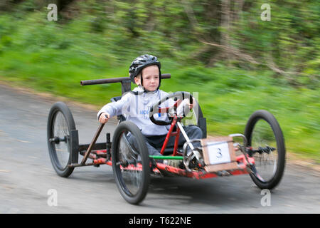 Soapbox derby Wray, Lancashire, Regno Unito. 28 Aprile, 2019. Wacky Wrayces; Robert Woodhouse, dieci anni presso The scarecrow Festival in competizione nella junior soap box derby gara temporizzato. Il villaggio di 2019, il tema scelto dalla scuola locale è quello di evidenziare i temi del "Evolution: estinto in via di estinzione," esistenti questo divertente festosa comunità evento annuale di Wray Spaventapasseri Festival in Lancashire è ora nel suo ventiseiesimo anno e richiama migliaia di visitatori del villaggio rurale per la celebrazione di aprile. Credito: MediaWorldImages/AlamyLiveNews. Foto Stock