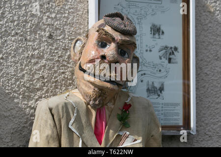 Wray, Lancashire, Regno Unito. 28 Aprile, 2019. "2 ° tempo Lukcy' The scarecrow Festival con la satira politica, caratteri, caricature, giganti, utilizzando materie plastiche, bottiglie, contenitori di barili e contenitori. Il tema del 2019, scelto dalla scuola locale è quello di evidenziare i temi del "Evolution: estinto in via di estinzione," esistenti questo divertente festosa comunità evento annuale di Wray Spaventapasseri Festival in Lancashire è ora nel suo ventiseiesimo anno e richiama migliaia di visitatori del villaggio rurale per la celebrazione di aprile. Credito: MediaWorldImages/AlamyLiveNews. Foto Stock