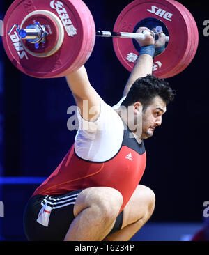 Ningbo, cinese della Provincia di Zhejiang. 28 apr, 2019. Ali Davoudi dell'Iran compete durante gli uomini 109kg evento presso il sollevamento pesi asiatici campionati di Ningbo, Cina orientale della provincia di Zhejiang, 28 aprile 2019. Credito: Huang Zongzhi/Xinhua/Alamy Live News Foto Stock