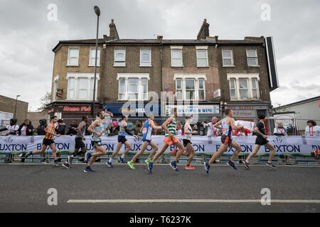 Londra, Regno Unito. 28 Aprile, 2019. Il trentanovesimo London Marathon passa attraverso Deptford's Evelyn Street nel sud est di Londra, anche il 8 miglio a marchio del 26.2 miglio corso dove i runner sono accolti e applauditi da residenti locali. Credito: Guy Corbishley/Alamy Live News Foto Stock