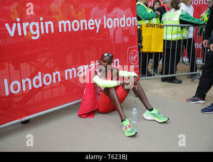 Londra, Regno Unito. 28 apr, 2019. Il 2019 Virgin London Marathon; Mo Farah di Gran Bretagna riflette dopo la finitura nel quinto posto di Credito: Azione Sport Plus/Alamy Live News Foto Stock