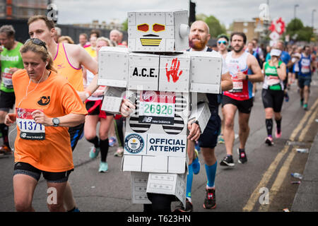 Londra, Regno Unito. 28 Aprile, 2019. Il trentanovesimo London Marathon passa attraverso Deptford's Evelyn Street nel sud est di Londra, anche il 8 miglio a marchio del 26.2 miglio corso dove i runner sono accolti e applauditi da residenti locali. Credito: Guy Corbishley/Alamy Live News Foto Stock