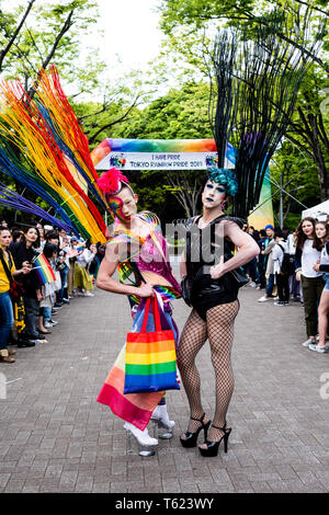 Tokyo, Giappone. 28 apr, 2019. I partecipanti prendono parte al Tokyo Rainbow Pride Parade nel quartiere Shibuya di Tokyo. Una stima di 10.000 persone hanno partecipato alla Tokyo Rainbow Pride Parade e hanno marciato per le strade di Shibuya per diffondere la consapevolezza dell importanza di una società libera da pregiudizi e discriminazioni. Credito: Keith Tsuji/ZUMA filo/Alamy Live News Foto Stock