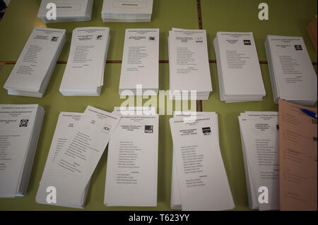 Malaga, Spagna. 28 apr, 2019. Scrutini sono visti ad un seggio elettorale durante le elezioni generali in Spagna. Il voto del 28 aprile in Spagna contrassegnato dalla crescita di radicale spagnola ala destra parte VOX piombo dal suo principale candidato Santiago Abascal, e il suo possibile ingresso nel governo spagnolo con un elevato numero di sedi secondo i più recenti sondaggi, supporrebbe un duro colpo per i tradizionali partiti di sinistra. Circa 37 milioni di spagnoli sono chiamati a votare in questo elezioni generali in un contesto di incertezza e crisi politica in decenni che determineranno il futuro cour Foto Stock