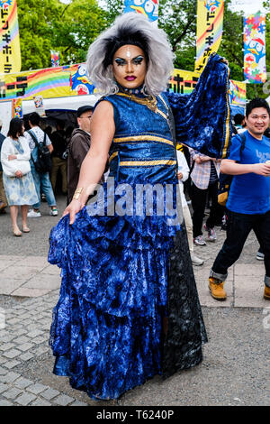 Tokyo, Giappone. 28 apr, 2019. I partecipanti prendono parte al Tokyo Rainbow Pride Parade nel quartiere Shibuya di Tokyo. Una stima di 10.000 persone hanno partecipato alla Tokyo Rainbow Pride Parade e hanno marciato per le strade di Shibuya per diffondere la consapevolezza dell importanza di una società libera da pregiudizi e discriminazioni. Credito: Keith Tsuji/ZUMA filo/Alamy Live News Foto Stock