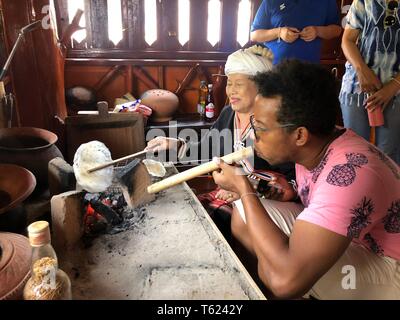 Chiang Mai, Thailandia. 27 apr, 2019. Un turista straniero impara a cucinare cibo tailandese di Chiang Mai, Thailandia, 27 aprile 2019. Credito: Chen Jiabao/Xinhua/Alamy Live News Foto Stock