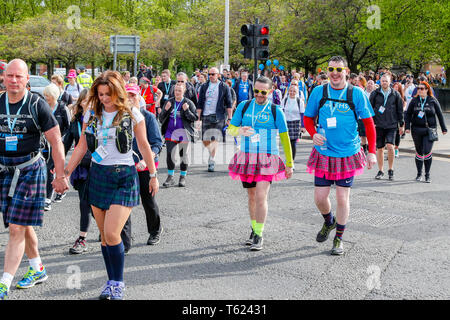 Glasgow, Regno Unito. 28 apr, 2019. Un record di 13.000 walkers ha assunto la carità di Glasgow Kiltwalk e sollevando una stima di 3,5 milioni di sterline per beneficenza. Per molti il cammino iniziato a Glasgow Green, progredito lungo la Clydeside e termina al villaggio Kiltwalk in Balloch, Loch Lomond 23 miglia di distanza. Credito: Findlay/Alamy Live News Foto Stock