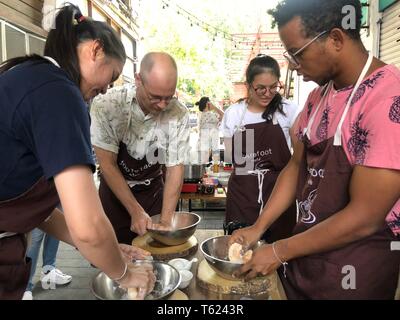 Chiang Mai, Thailandia. 27 apr, 2019. I turisti stranieri imparare a cucinare cibo tailandese di Chiang Mai, Thailandia, 27 aprile 2019. Credito: Chen Jiabao/Xinhua/Alamy Live News Foto Stock