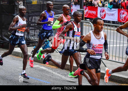 Londra, Regno Unito. Il 28 aprile 2019. Sir Mo Farah (GBR) (3L) è visto con altri uomini elite passando attraverso il miglio 13, vicino al Tower Bridge, nella Vergine denaro London Marathon Uomini Elite della gara. La gara è stata vinta da Eliud Kipchoge (KEN) in un nuovo corso tempo record di 2:02:37. Credito: Stephen Chung / Alamy Live News Foto Stock