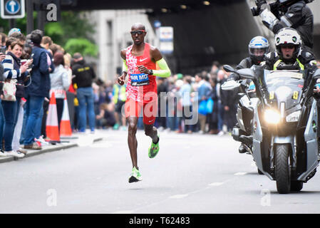 Londra, Regno Unito. Il 28 aprile 2019. Sir Mo Farah (GBR) passa attraverso il miglio 23 nella Vergine denaro London Marathon Uomini Elite della gara. La gara è stata vinta da Eliud Kipchoge (KEN) in un nuovo corso tempo record di 2:02:37, con finitura di Farah in quinta. Credito: Stephen Chung / Alamy Live News Foto Stock