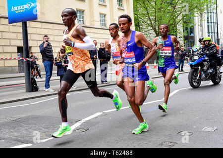Londra, Regno Unito. Il 28 aprile 2019. Il vincitore della Vergine denaro London Marathon Uomini Elite di gara, Eliud Kipchoge (KEN) (L), mulo Wasihun (ETH) (2L) Mosinet Geremew (ETH) (2R) e Tola Shura Kitata (ETH) (R) passano attraverso il miglio 23. La gara è stata vinta da Eliud Kipchoge (KEN) in un nuovo corso tempo record di 2:02:37. Credito: Stephen Chung / Alamy Live News Foto Stock