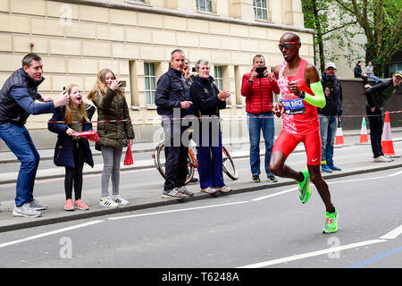 Londra, Regno Unito. Il 28 aprile 2019. Sir Mo Farah (GBR) passa attraverso il miglio 23 nella Vergine denaro London Marathon Uomini Elite della gara. La gara è stata vinta da Eliud Kipchoge (KEN) in un nuovo corso tempo record di 2:02:37, con finitura di Farah in quinta. Credito: Stephen Chung / Alamy Live News Foto Stock