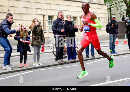 Londra, Regno Unito. Il 28 aprile 2019. Sir Mo Farah (GBR) passa attraverso il miglio 23 nella Vergine denaro London Marathon Uomini Elite della gara. La gara è stata vinta da Eliud Kipchoge (KEN) in un nuovo corso tempo record di 2:02:37, con finitura di Farah in quinta. Credito: Stephen Chung / Alamy Live News Foto Stock