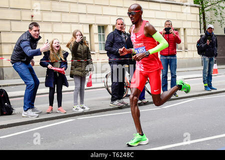 Londra, Regno Unito. Il 28 aprile 2019. Sir Mo Farah (GBR) passa attraverso il miglio 23 nella Vergine denaro London Marathon Uomini Elite della gara. La gara è stata vinta da Eliud Kipchoge (KEN) in un nuovo corso tempo record di 2:02:37, con finitura di Farah in quinta. Credito: Stephen Chung / Alamy Live News Foto Stock