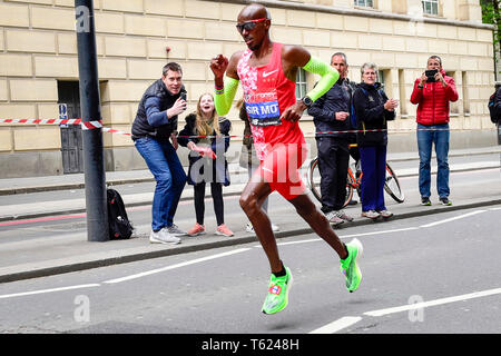 Londra, Regno Unito. Il 28 aprile 2019. Sir Mo Farah (GBR) passa attraverso il miglio 23 nella Vergine denaro London Marathon Uomini Elite della gara. La gara è stata vinta da Eliud Kipchoge (KEN) in un nuovo corso tempo record di 2:02:37, con finitura di Farah in quinta. Credito: Stephen Chung / Alamy Live News Foto Stock