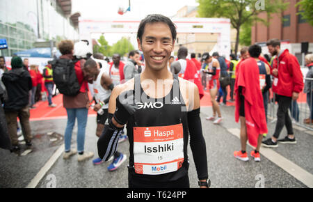 Amburgo, Germania. 28 apr, 2019. Atletica: maratona: Tadashi Issiki dal Giappone termina la trentaquattresima edizione maratona di Amburgo. Credito: Daniel Reinhardt/dpa/Alamy Live News Foto Stock