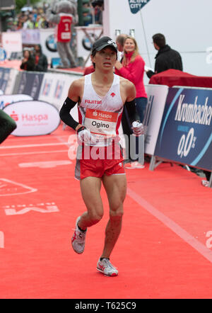 Amburgo, Germania. 28 apr, 2019. Atletica: maratona: Kohei Ogino finisce nono nella XXXIV Maratona di Amburgo. Credito: Daniel Reinhardt/dpa/Alamy Live News Foto Stock