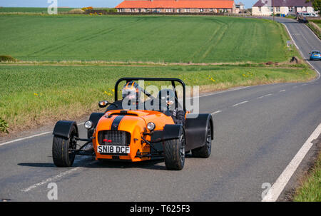 East Lothian, Regno Unito. Il 28 aprile 2019. Classic Car Tour: North Berwick Rotary Club mantiene la sua 3° rally con 65 classic le vetture iscritte. La vettura da rally è percorso da East Lothian e indietro attraverso i confini Scozzesi, la raccolta di fondi per le associazioni di beneficenza locali. Un 2018 Raptor RR235 auto sportiva su una strada di campagna Foto Stock