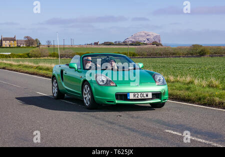 East Lothian, Regno Unito. Il 28 aprile 2019. Classic Car Tour: North Berwick Rotary Club mantiene la sua 3° rally con 65 classic le vetture iscritte. La vettura da rally è percorso da East Lothian e indietro attraverso i confini Scozzesi, la raccolta di fondi per le associazioni di beneficenza locali. Un 2000 Toyota MR2 roadster cabriolet classiche auto sportive Foto Stock