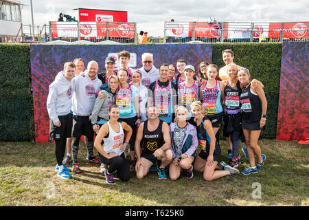 Londra, Regno Unito. 28 apr, 2019. Celebrità come Kellie Shirley, Nell McAndrew, Tanya Franks, Scott Mitchell, Jane macellazione, zafferano Barker, Chris Evans, Adam Woodyatt, Emma Barton, Jake legno, Candice Brown, Natalie Cassidy e Jamie Borthwick durante il Virgin London Marathon. Credito: Gary Mitchell, GMP Media/Alamy Live News Foto Stock